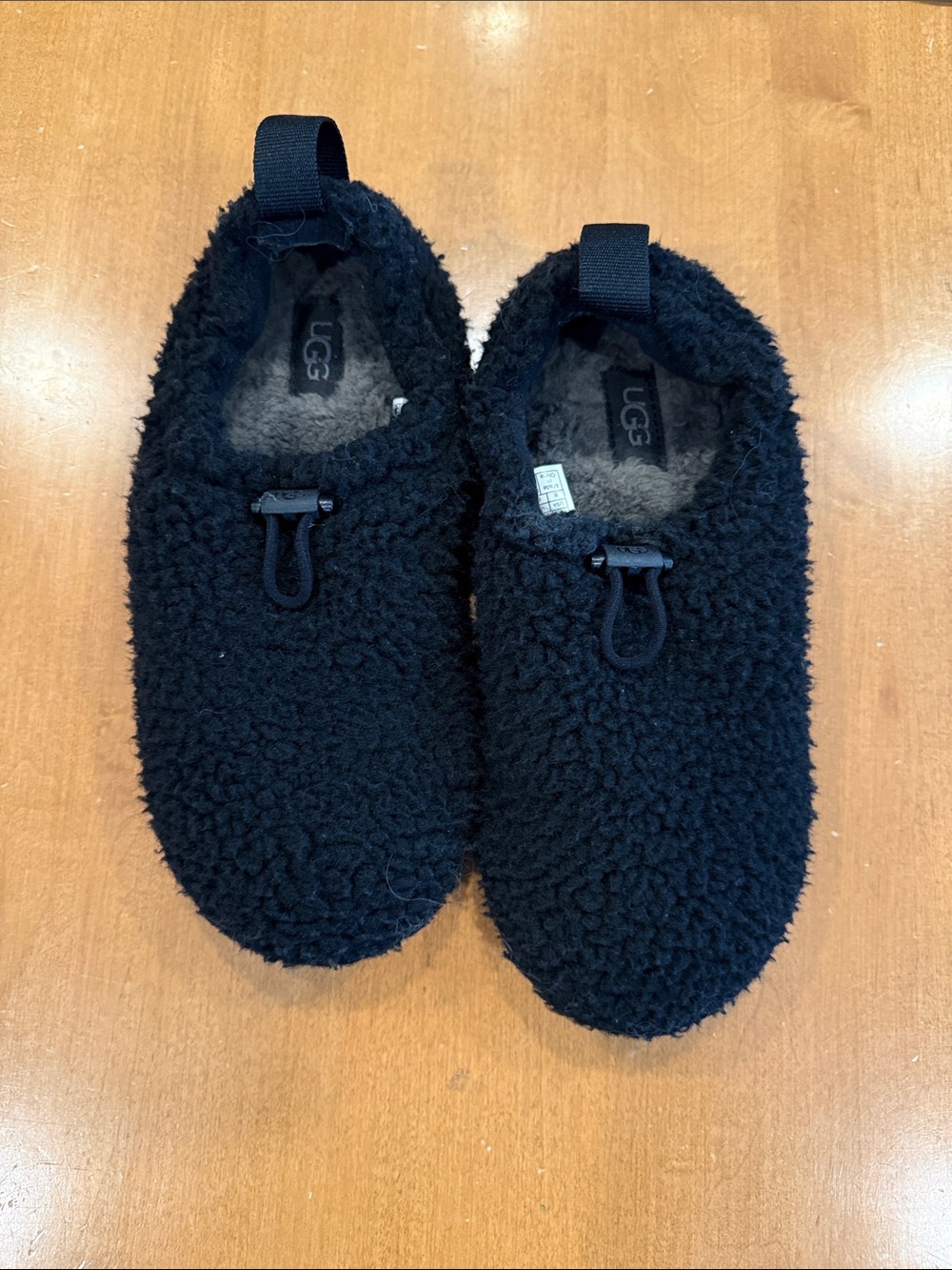 UGG Women’s size 8 Black Sherpa Cozy Slip-Ons